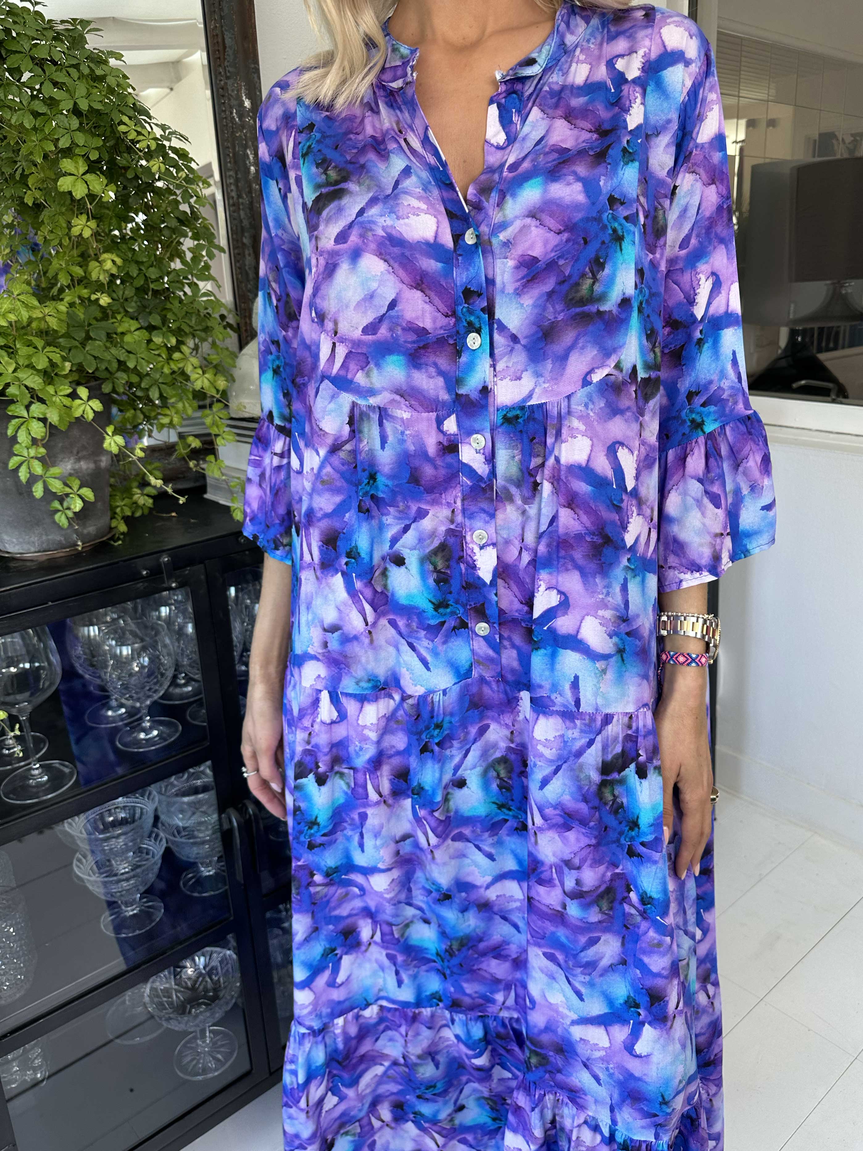 Timian - Lang mønstret kjole med lag på lag look